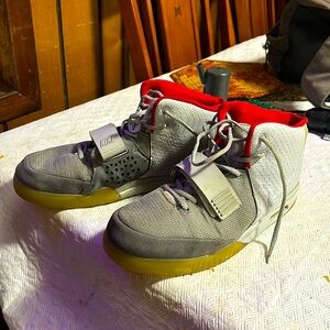nike air yeezy 2 platinum size 11 USED